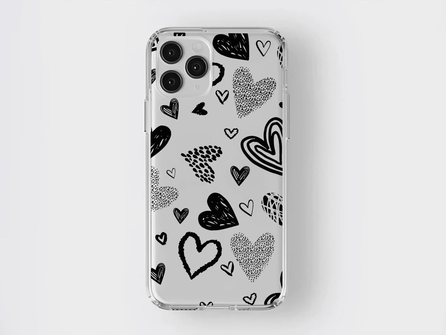 Siyah kalp desenli şeffaf telefon kılıfı, modern ve şık tasarım