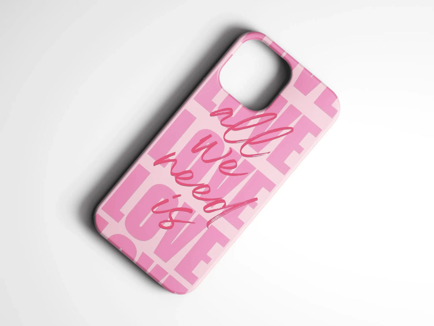 Pembe zeminli, 'all we need is love' yazılı şık telefon kılıfı görseli