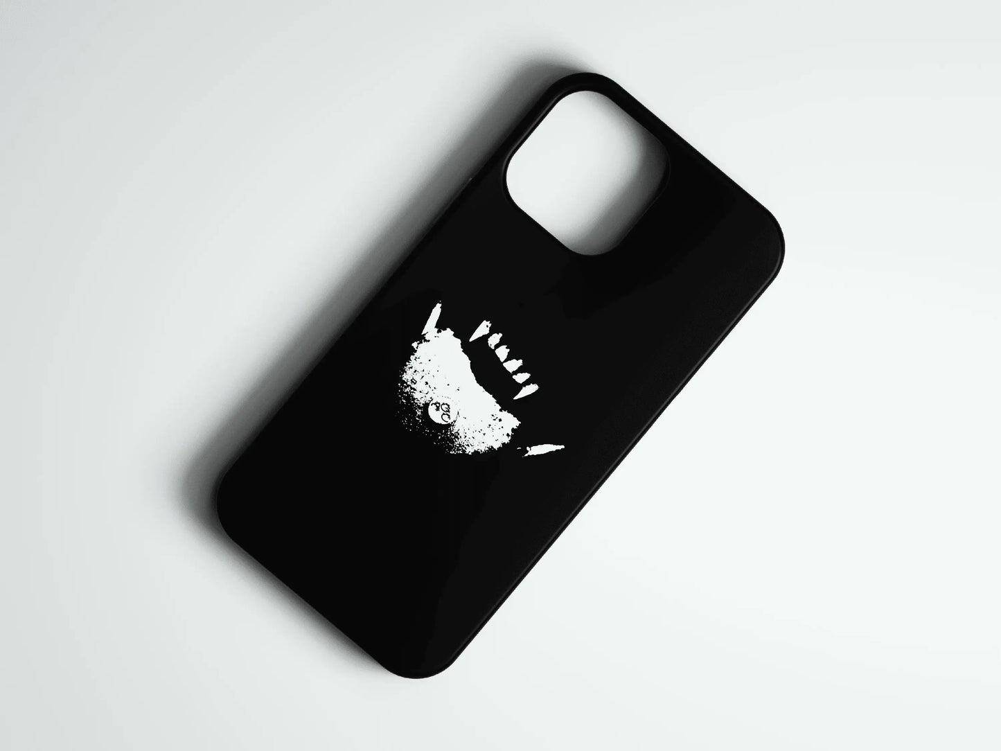 Siyah telefon kılıfı üzerinde beyaz şirin canavar desenli tasarım