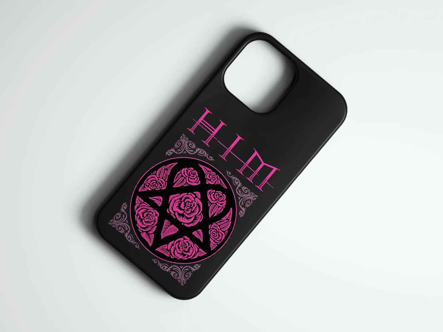 Siyah zemin üzerinde pembe gül ve pentagram desenli telefon kılıfı HIM yazılı
