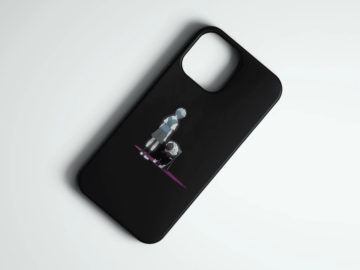 Siyah telefon kılıfı üzerinde anime tarzı iki karakterli şık tasarım