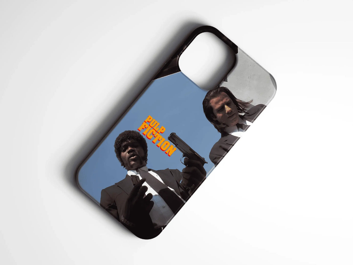 Pulp Fiction temalı, iki karakterli şeffaf iPhone kılıfı, mavi zemin üzerinde.