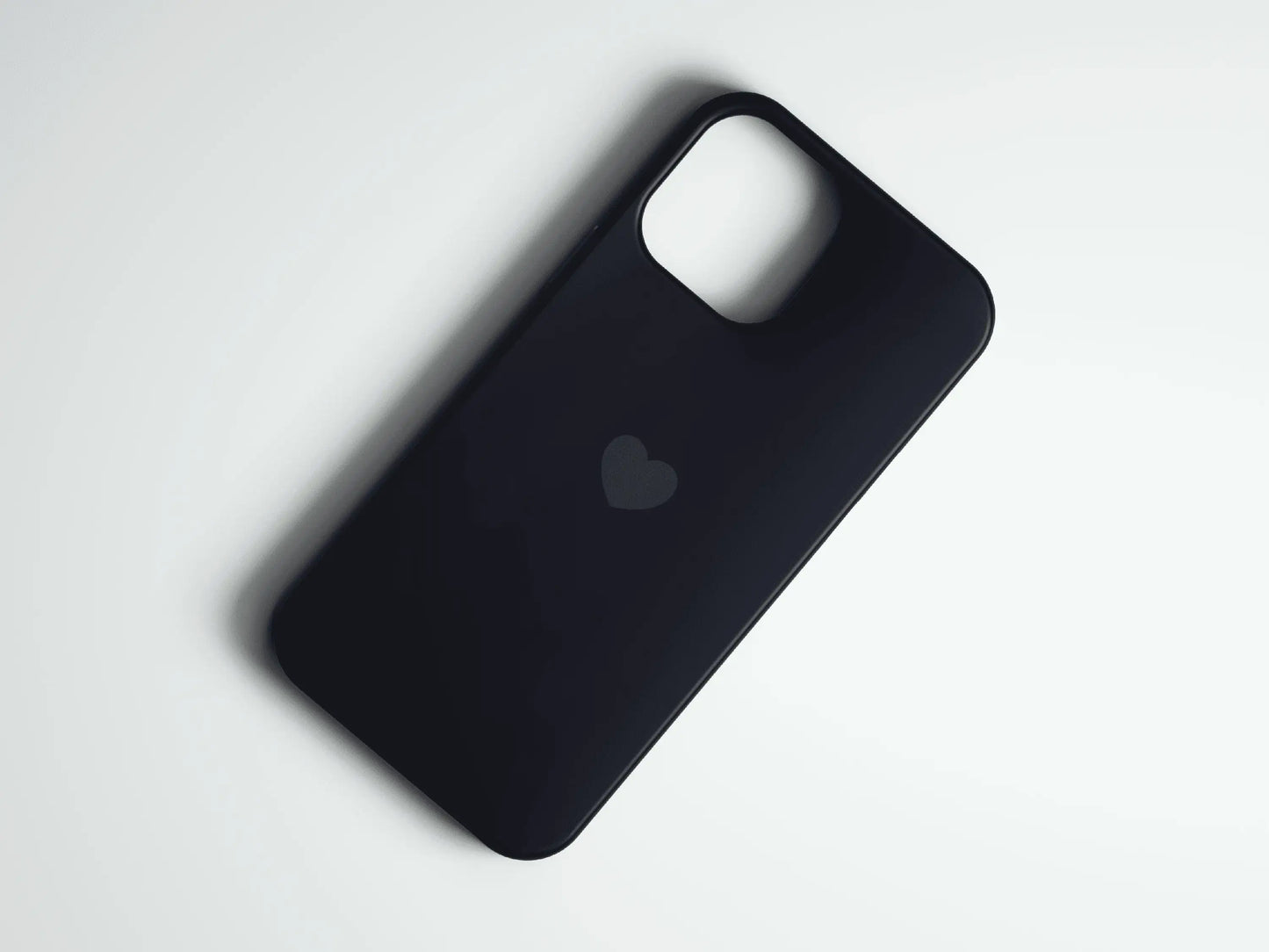 Siyah kalpli iPhone kılıfı, sade ve şık tasarım